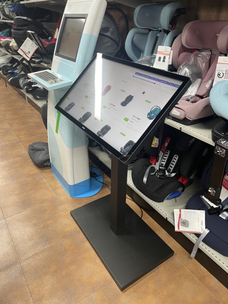 LCD dotykové kiosky a jiné neobvyklé řešení - foto 3