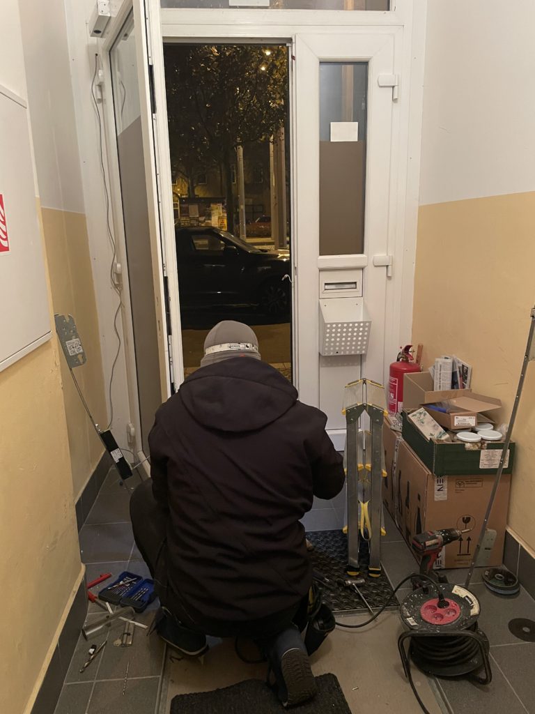 Elektrické otvíraní dveří je dnes samozřejmostí a my jsme to dotáhnuli k dokonalostí! - foto 7